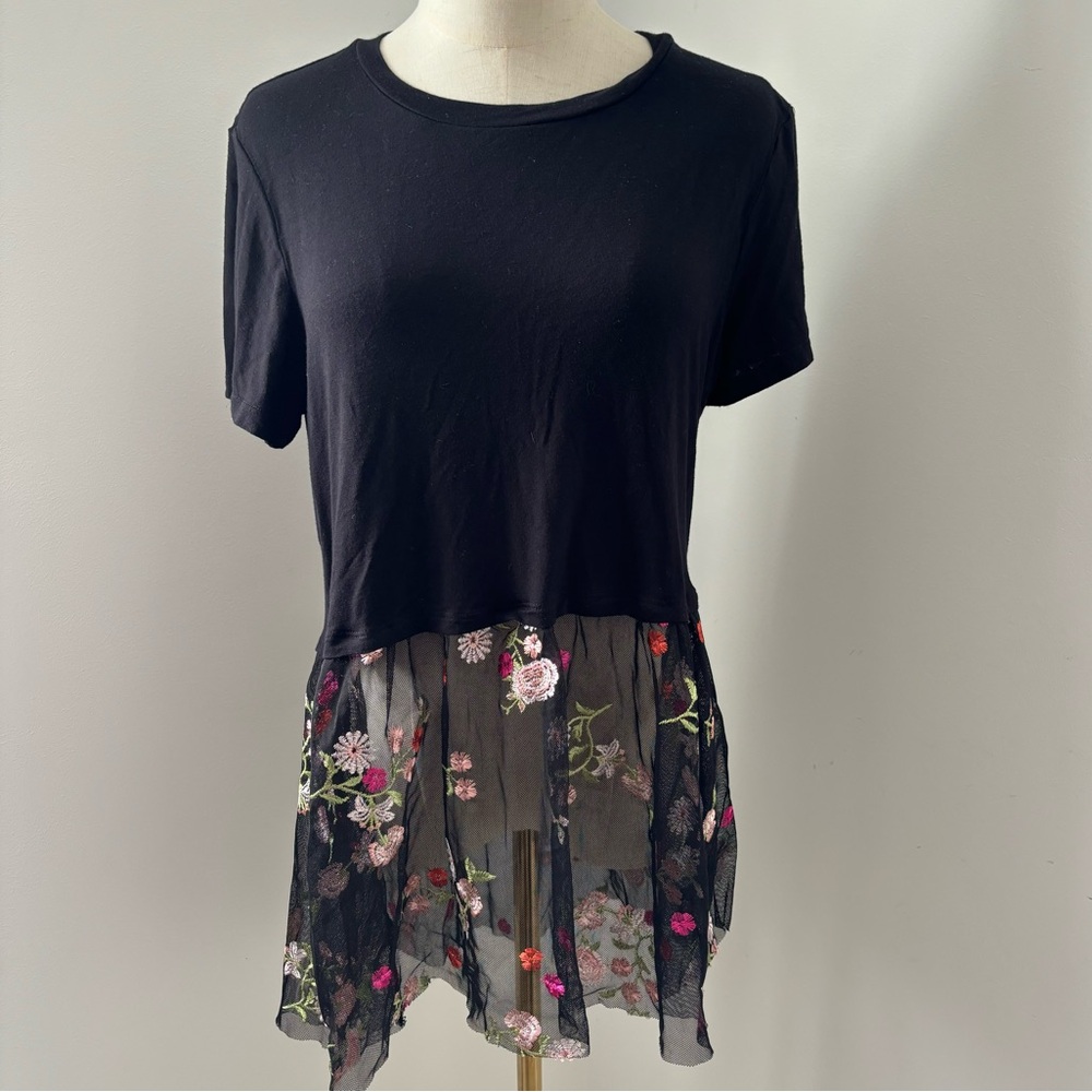 ✨ 2/$15 ✨🛍 Willow Black Short Sleeve Bodice W/ Floral Mesh Bottom